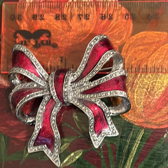 Bow red enamel/Marcasite brooch Signed L J vintage 2” x 2” - Picture 6 of 7